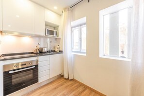 Réfrigérateur, micro-ondes, four, cafetière/bouilloire