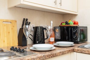 Kjøleskap, mikrobølgeovn, ovn og brødrister