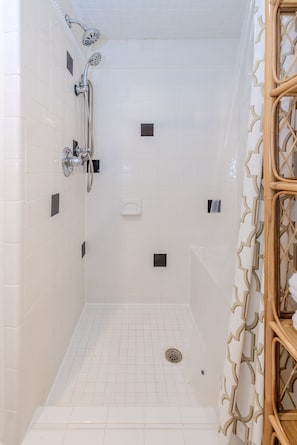 Hair dryer, towels, soap, toilet paper - NEW - Cozy 1-bedroom apartment in Inman Park Atlanta! (Atlanta)