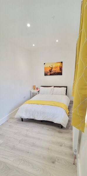 2 habitaciones, tabla de planchar con plancha, wifi y ropa de cama 