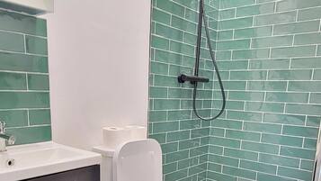 Shower, towels, soap, toilet paper