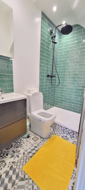 Shower, towels, soap, toilet paper