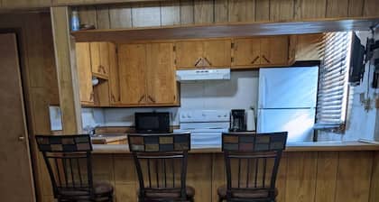 Cozy rural cottage less than 10 minutes from Regional West Medical Center