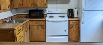 Cozy rural cottage less than 10 minutes from Regional West Medical Center