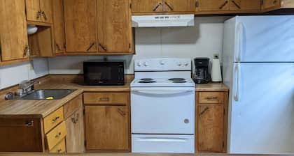 Cozy rural cottage less than 10 minutes from Regional West Medical Center