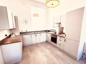 Micro-ondes, four, plaque de cuisson, lave-vaisselle