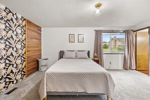 3 bedrooms, desk, iron/ironing board, WiFi