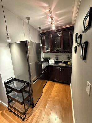 Een koelkast, een microgolfoven, een oven, een kookplaat