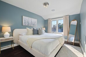4 bedrooms, iron/ironing board, WiFi, bed sheets