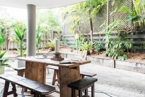 Outdoor dining - Newly renovated 3 bedroom Beach Bungalow (Noosa Heads)