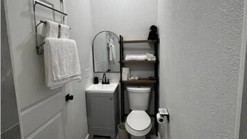 Dusche, Handtücher, Seife, Toilettenpapier