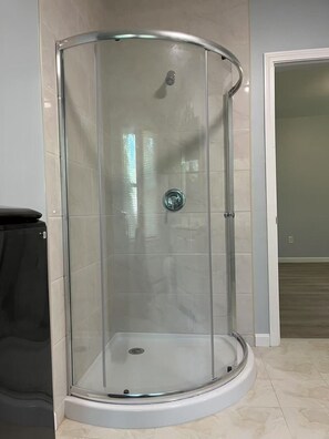 Secadora de cabello, toallas, jabón, papel de baño