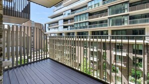 A modern multi-story building with balconies and large windows. - Chic 2 Bed Apartment with AC, WiFi by London's Tower Bridge (London)