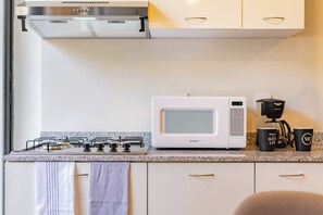 Micro-ondes, cafetière/bouilloire, grille-pain