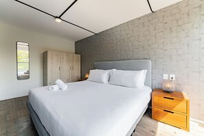 2 bedrooms, desk, WiFi, bed sheets