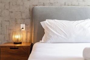 2 bedrooms, desk, WiFi, bed sheets