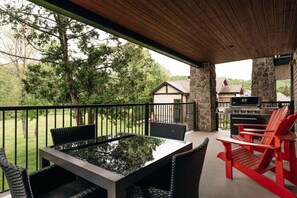 Outdoor dining - Suite 2 chambres avec vue sur Sommets St-Sauveur (Saint-Sauveur)