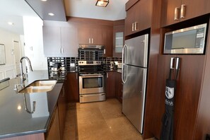 Frigorífico, microondas, horno y placa de cocina