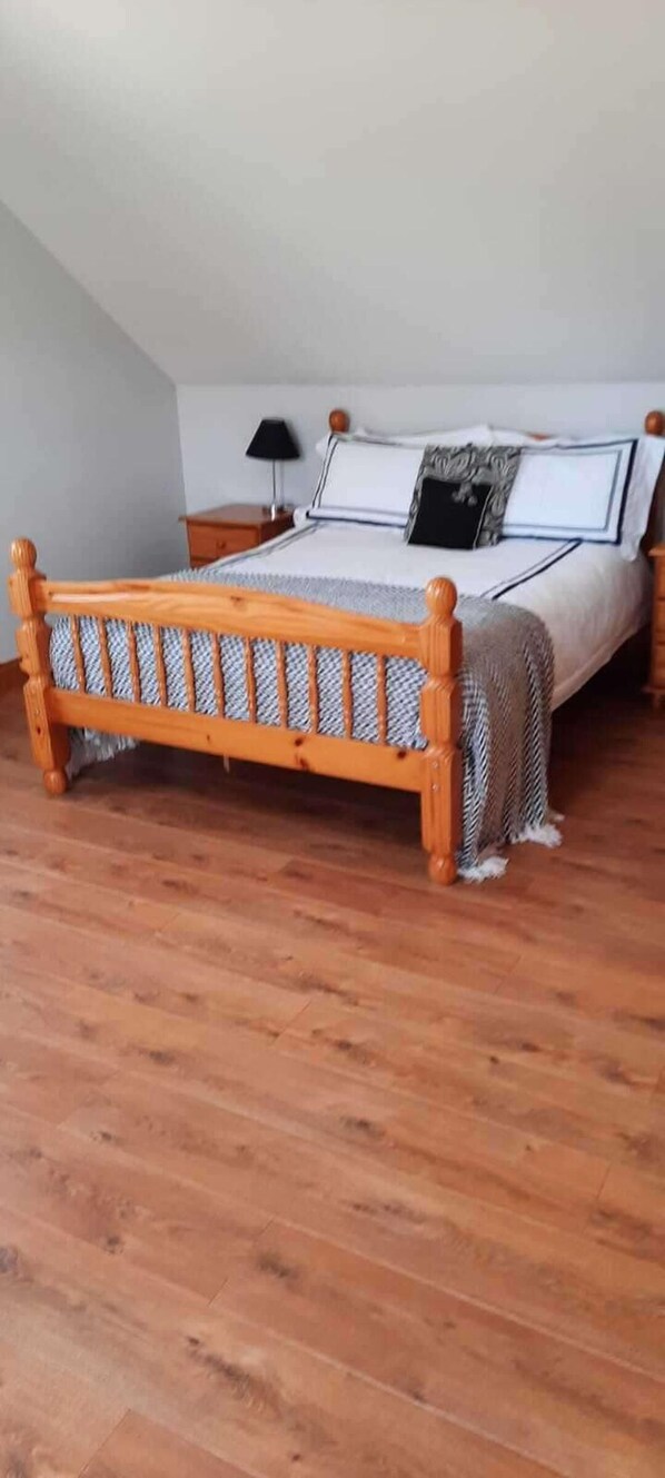 5 bedrooms, free WiFi, bed sheets