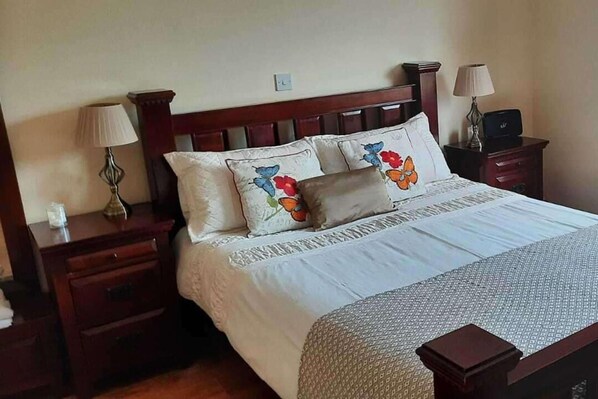 5 habitaciones, tabla de planchar con plancha y wifi gratis 