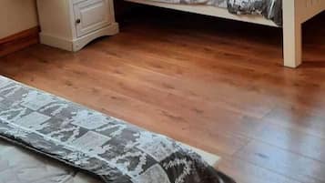 5 bedrooms, free WiFi, bed sheets