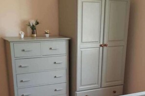 Un aparador blanco con cajones y un mueble con dos puertas.