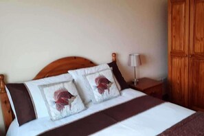 5 habitaciones, tabla de planchar con plancha y wifi gratis 