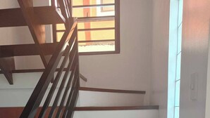 Un escalier avec des marches en bois et des rampes noires.