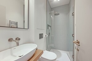 Douche, sèche-cheveux, serviettes fournies
