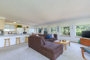 TV, ping pong, books - Pacific Drift at Proposal Rock w/Beach Access (Neskowin)