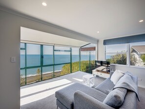 TV - Cape View - Napier Holiday Home (Napier)