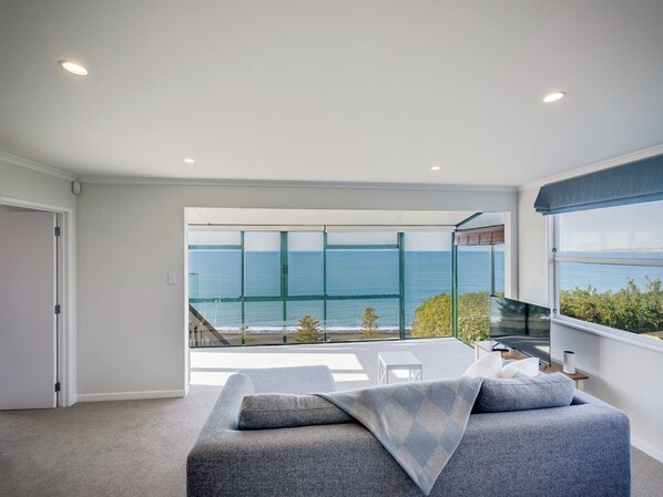 TV - Cape View - Napier Holiday Home (Napier)