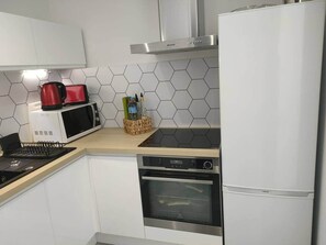 Réfrigérateur, micro-ondes, four, plaque de cuisson