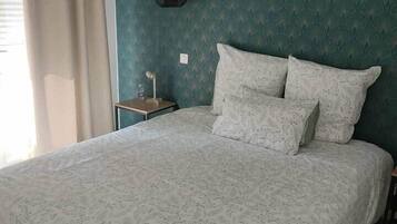 1 dormitorio, tabla de planchar con plancha, wifi y ropa de cama