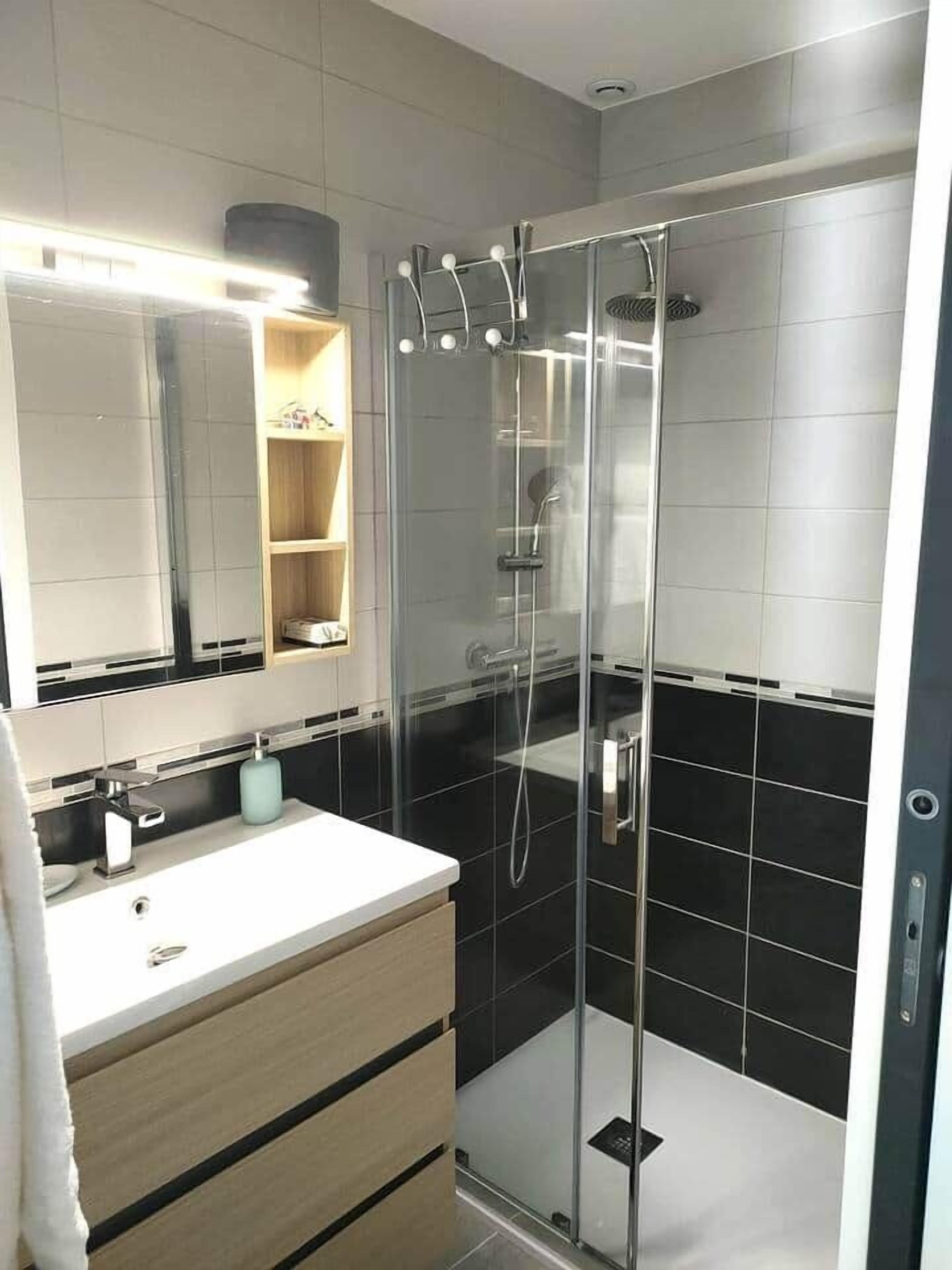 Shower, hair dryer, towels