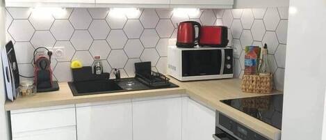 Een koelkast, een microgolfoven, een oven, een kookplaat