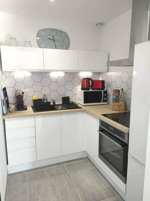 Frigorífico, microondas, horno y placa de cocina