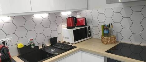 Réfrigérateur, micro-ondes, four, plaque de cuisson