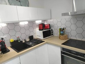 Fridge, microwave, oven, stovetop