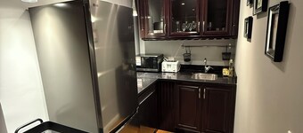 Family Room3 w/ 2 Queen Beds, SHARED Common Space, Private Washroom