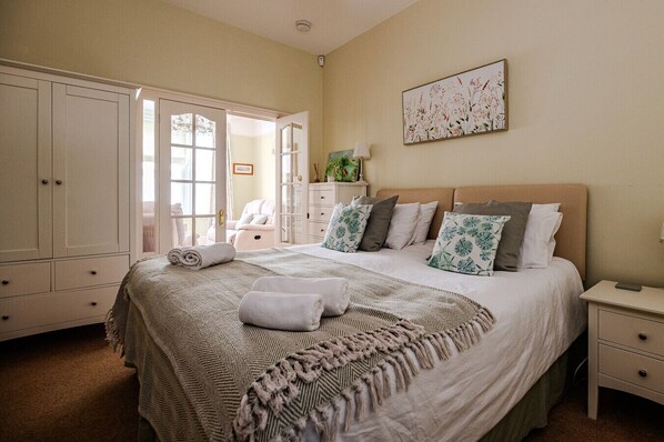 5 bedrooms, desk, iron/ironing board, free WiFi