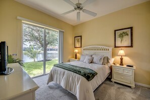 3 bedrooms, iron/ironing board, free WiFi, bed sheets - Heated Pool - Dock - Gulf Access Canal - BBQ (Cape Coral)