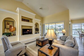TV, ping pong - Heated Pool - Dock - Gulf Access Canal - BBQ (Cape Coral)