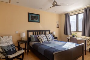 1 slaapkamer, een bureau, een strijkplank/strijkijzer, wifi