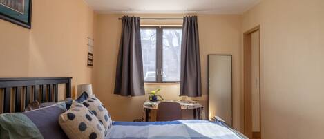 1 makuuhuone, työpöytä, silitysrauta/-lauta, Wi-Fi