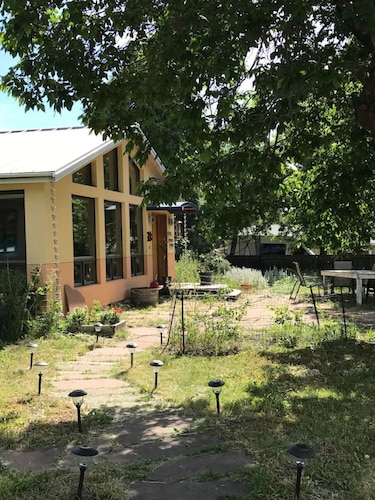 Energy-Efficient Oasis: Cozy Suite Near DT Boulder