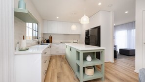 Kjøleskap, mikrobølgeovn, ovn og kokeplater