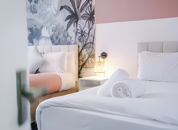 1 bedroom, desk, iron/ironing board, travel cot - Stylish 3 Beds Apartment Manchester / Free Parking (Salford)