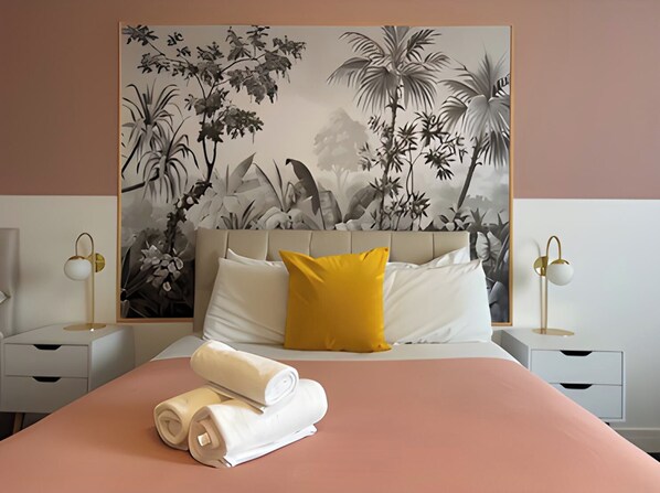 1 chambre, bureau, fer et planche à repasser, lit parapluie