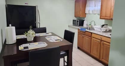 Spacious Clean Lovely 2 Bedroom Apartment